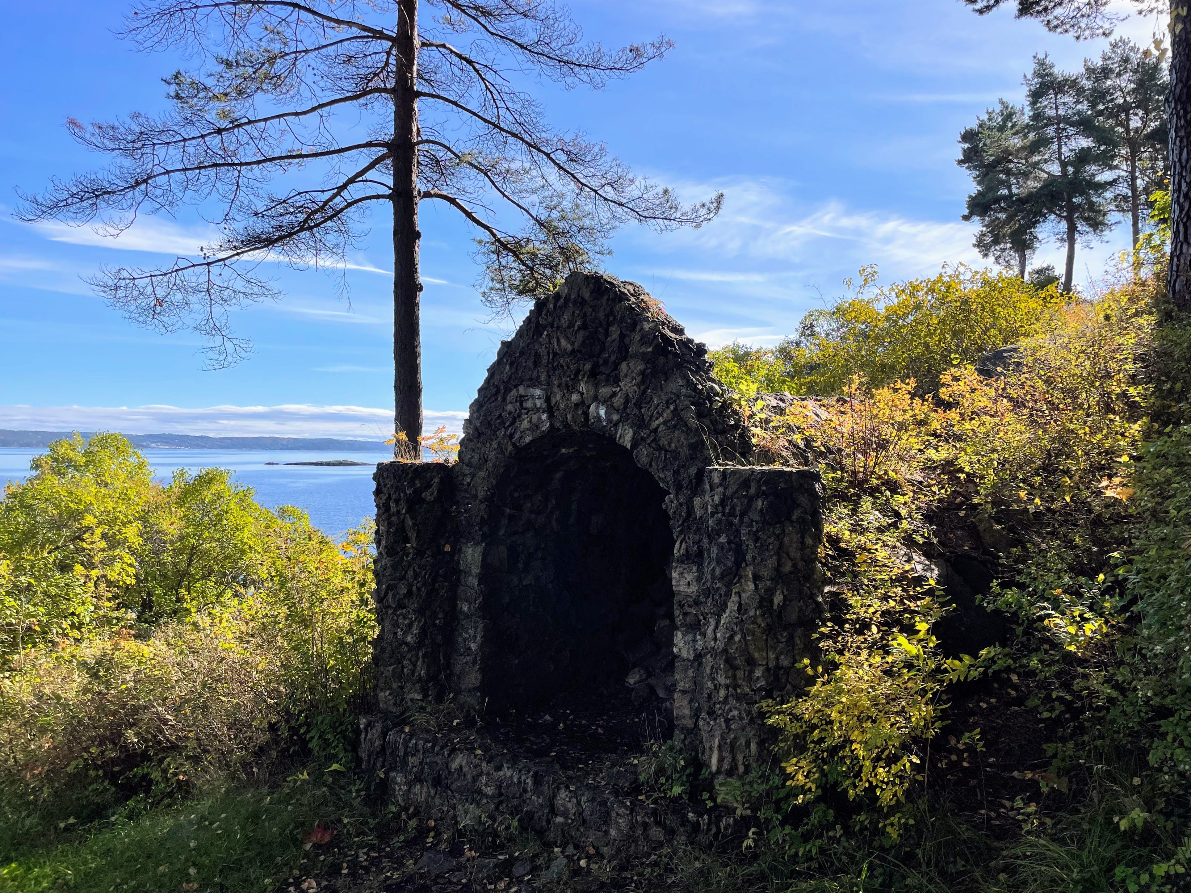 Grotte murt i stein