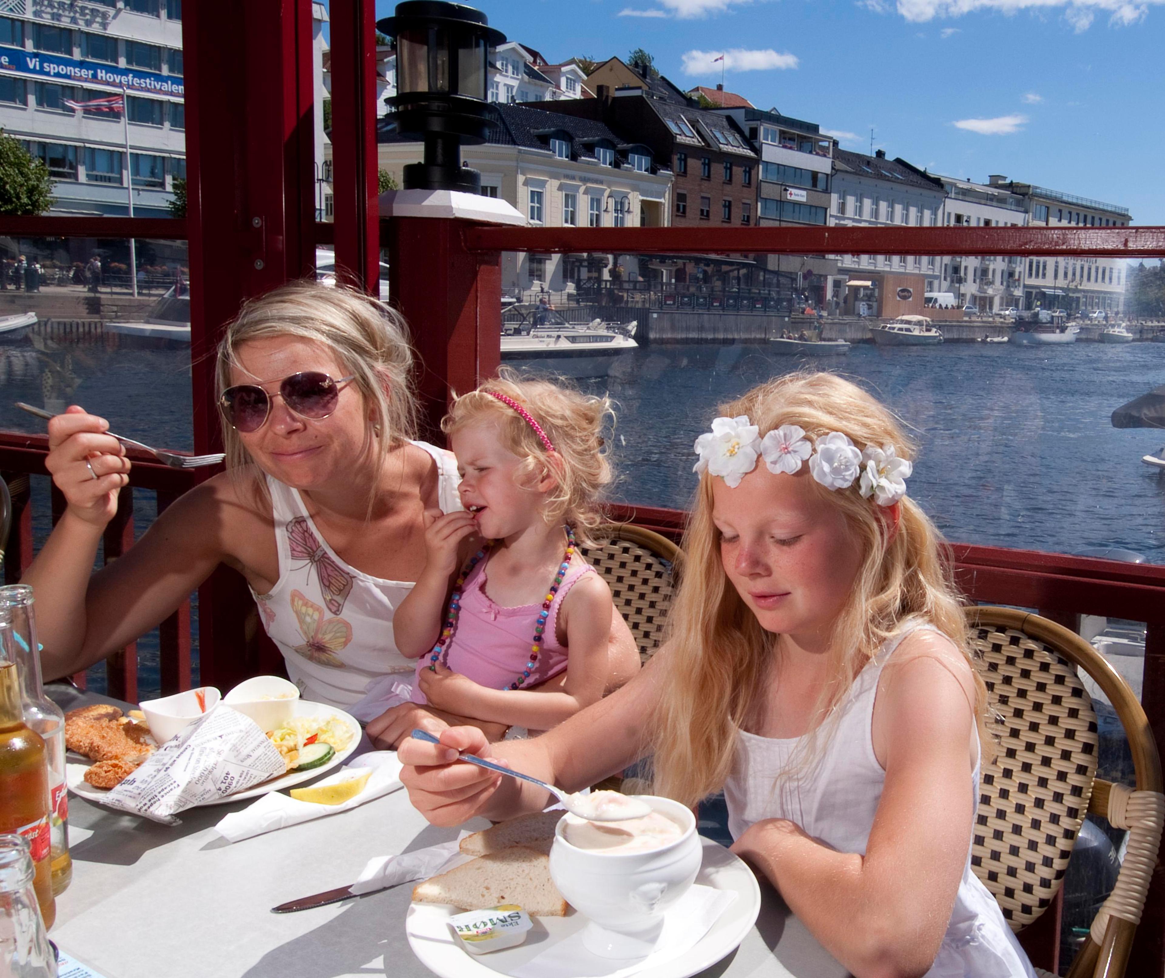 Uteservering på Fiskebrygga Pub & Vinstue