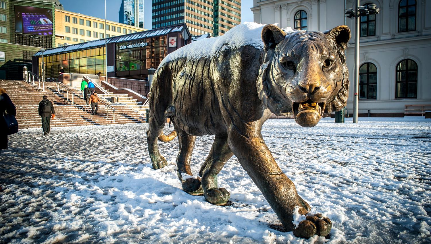 tigerstatuen foran Oslo S og Østbanehallen på vinterstid