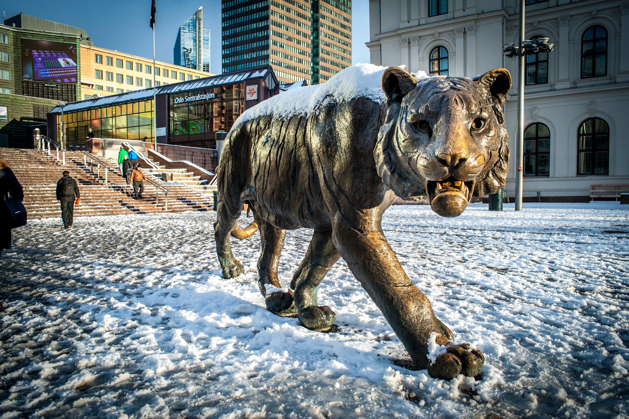 tigerstatuen foran Oslo S og Østbanehallen på vinterstid