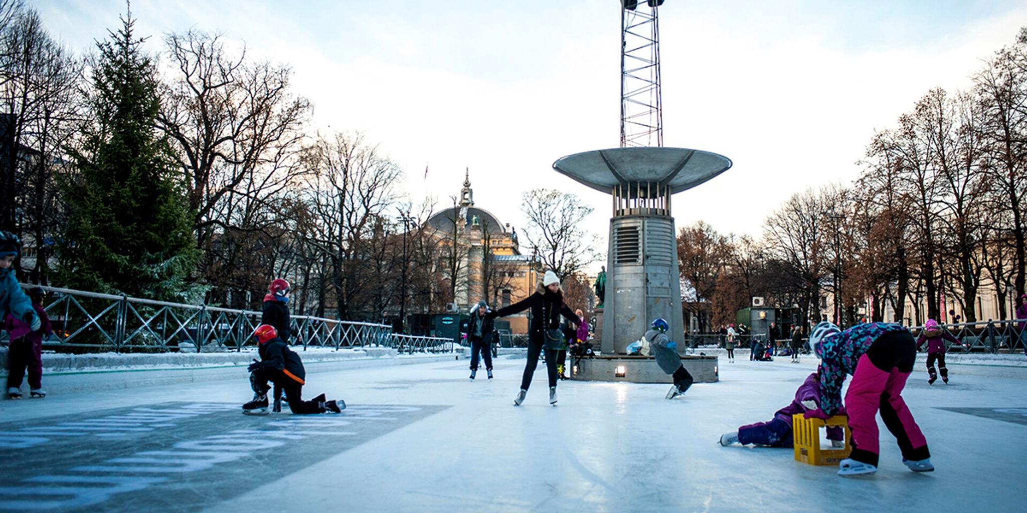 People skating at the Spikersuppa skating rink