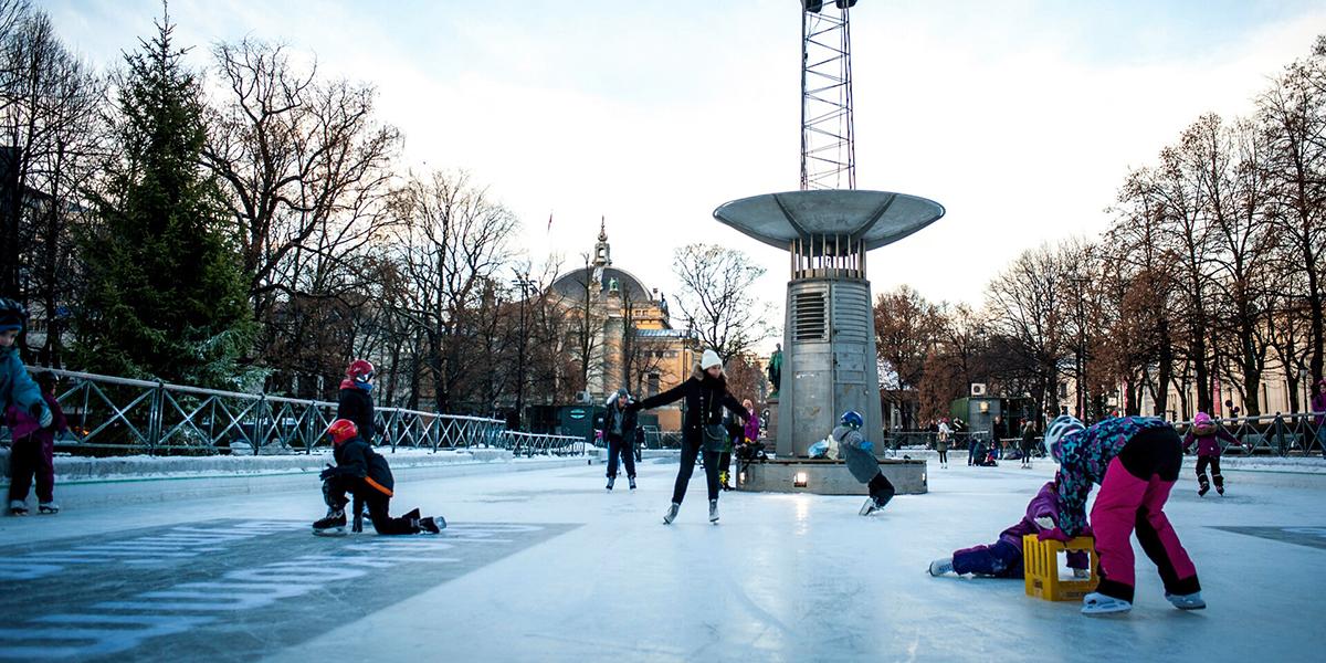 People skating at the Spikersuppa skating rink