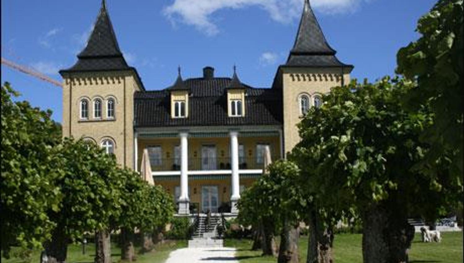 Hotell bygning med 2 tårn.