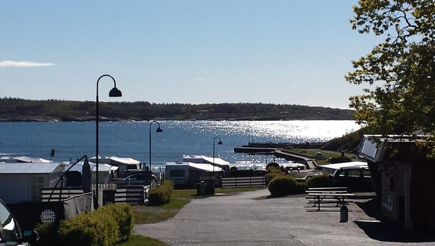 Gå-vei ved campingplassen, utsikt over havet