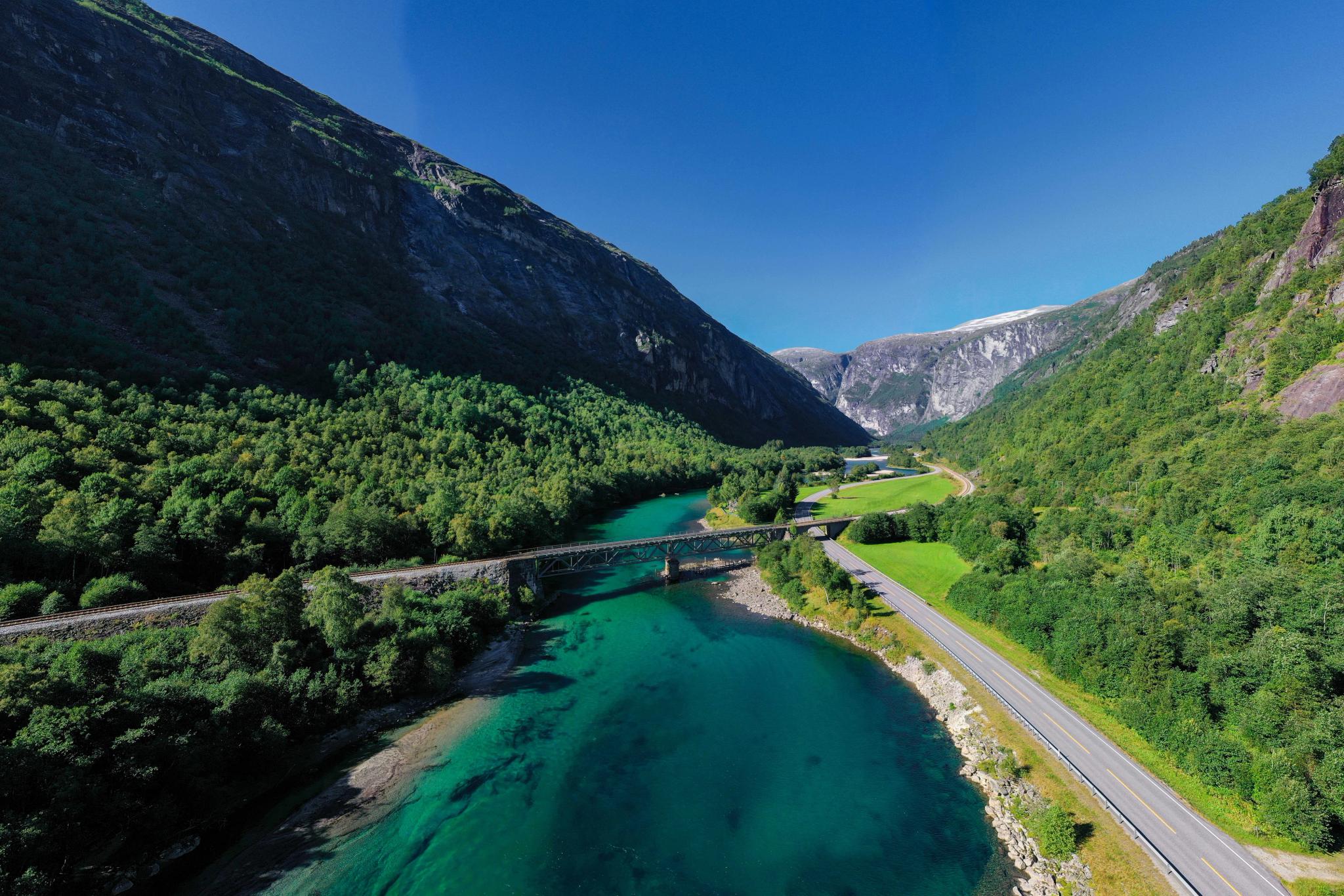 Følg sporene langs den smagardgrønne Raumaelva