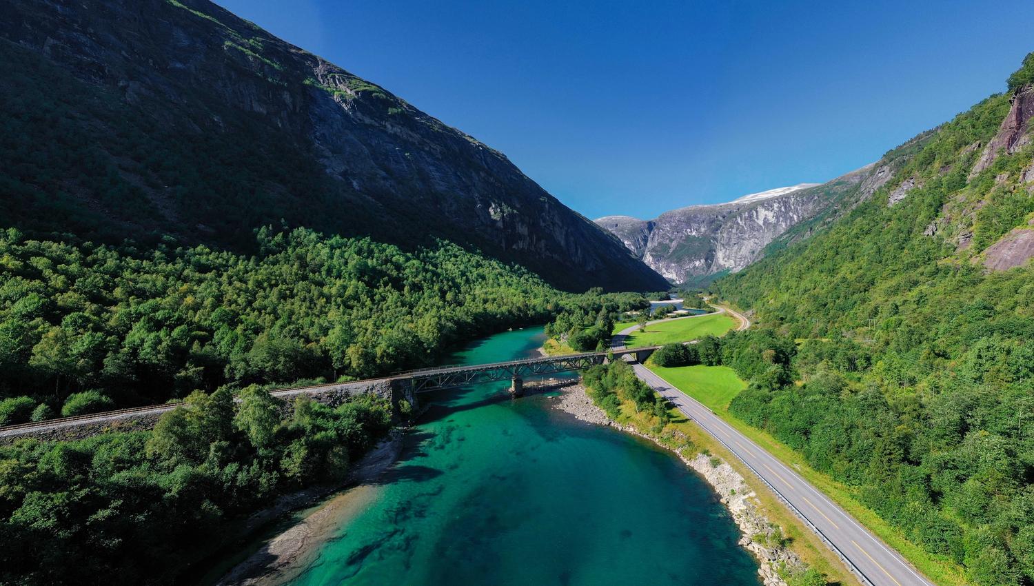Følg sporene langs den smagardgrønne Raumaelva