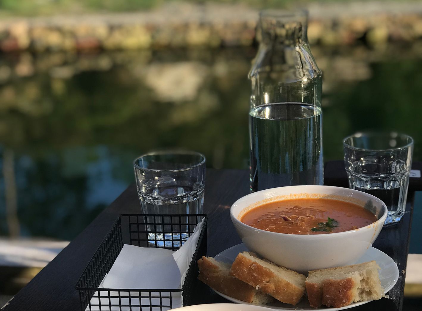 Nyt fersk suppe og nybakt brød like ved sjøen - på PS Bryggekafé