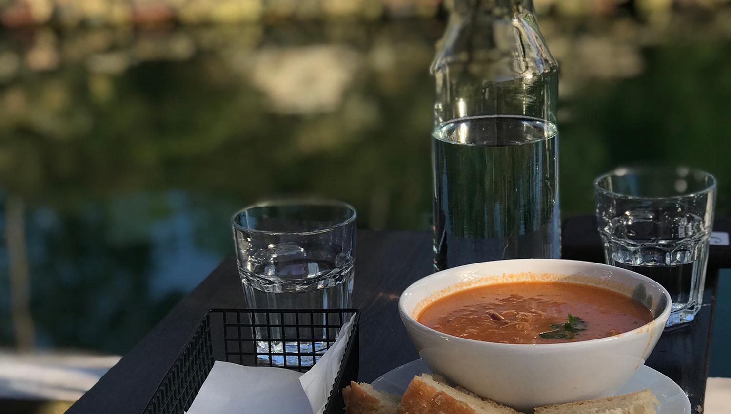 Nyt fersk suppe og nybakt brød like ved sjøen - på PS Bryggekafé