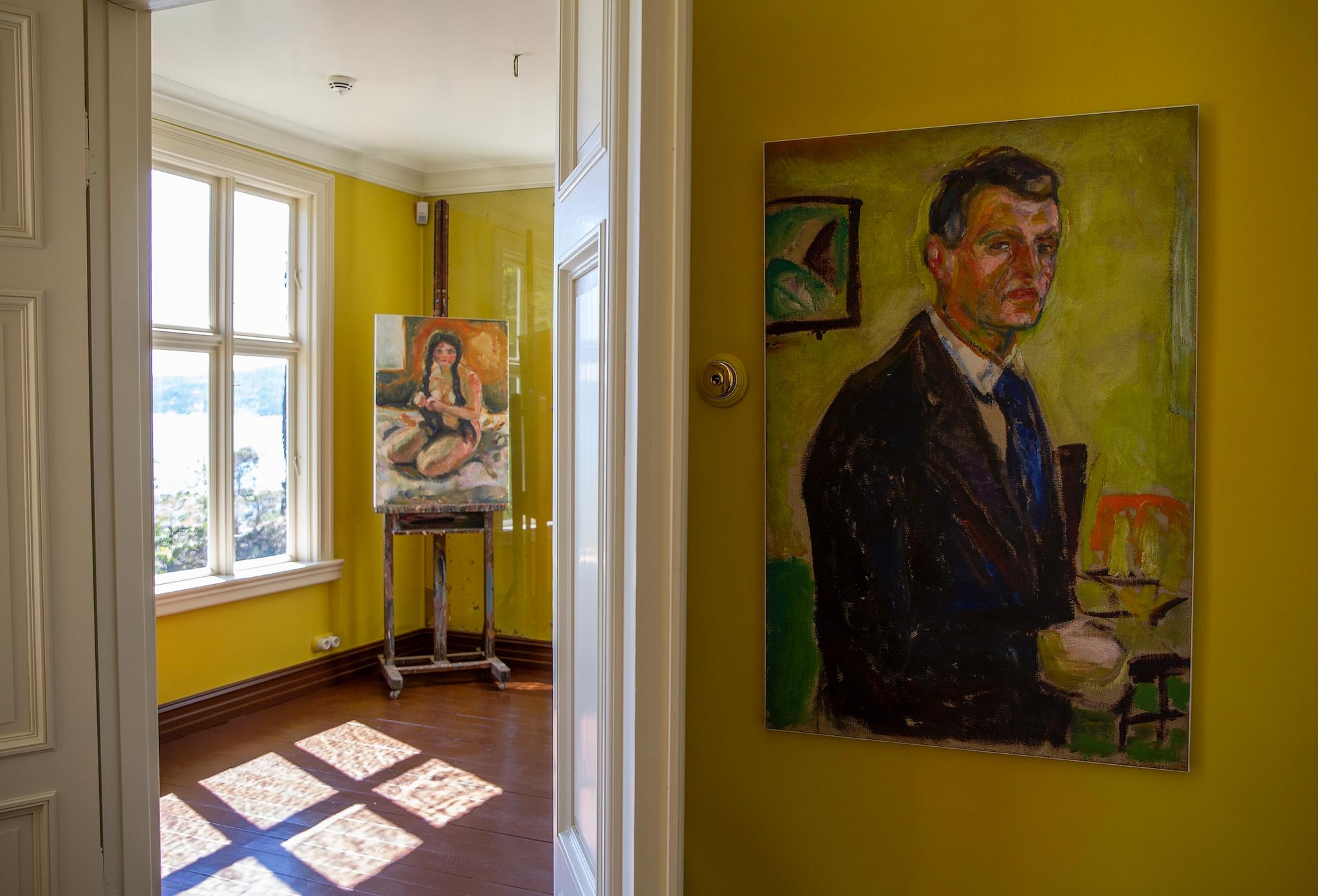 pictures in a yellow room and paitings by edvard munch 