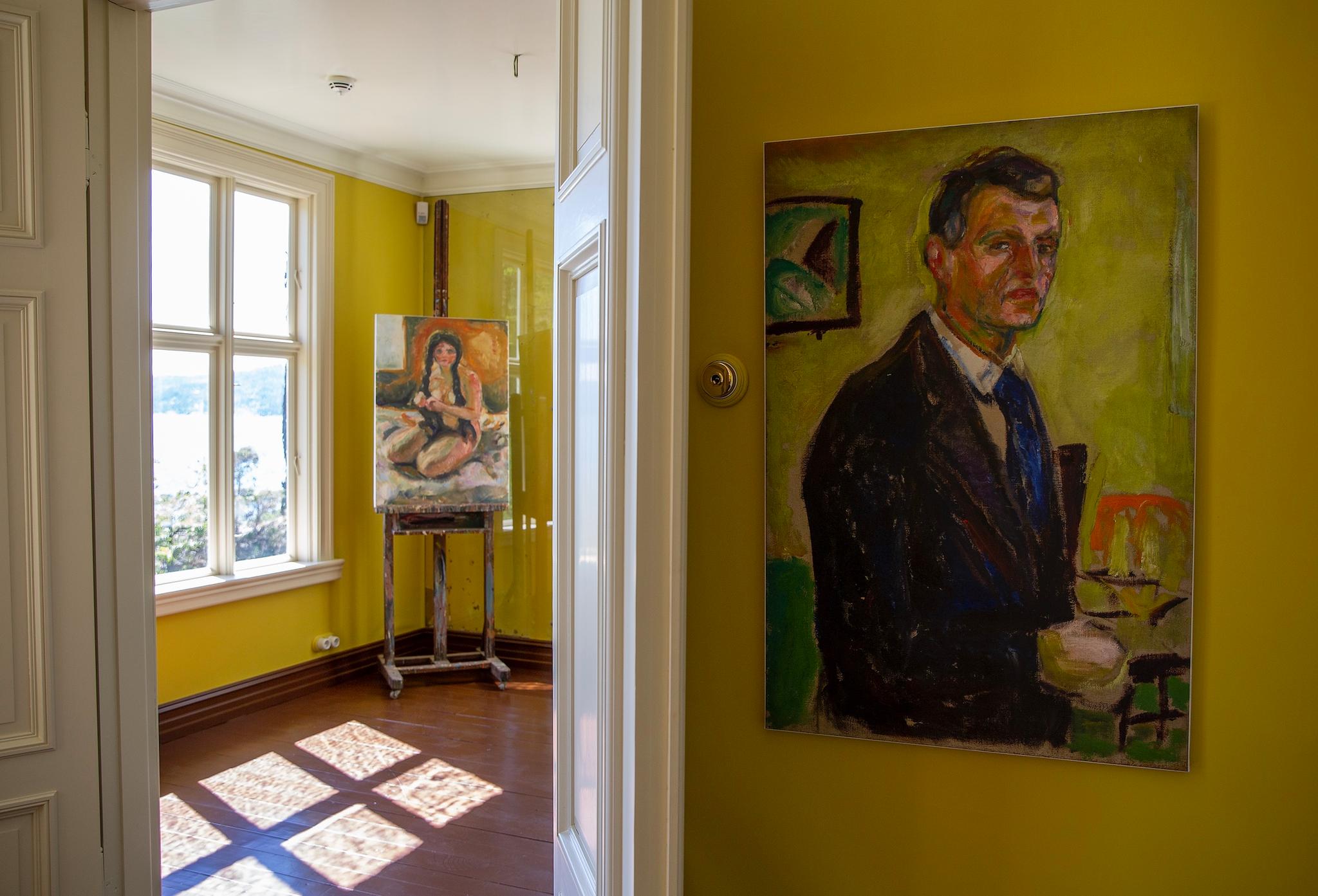 pictures in a yellow room and paitings by edvard munch