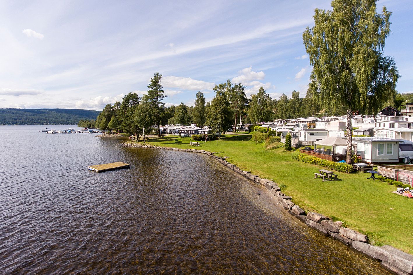 Sløvika camping har strandlinje mot Randsfjorden