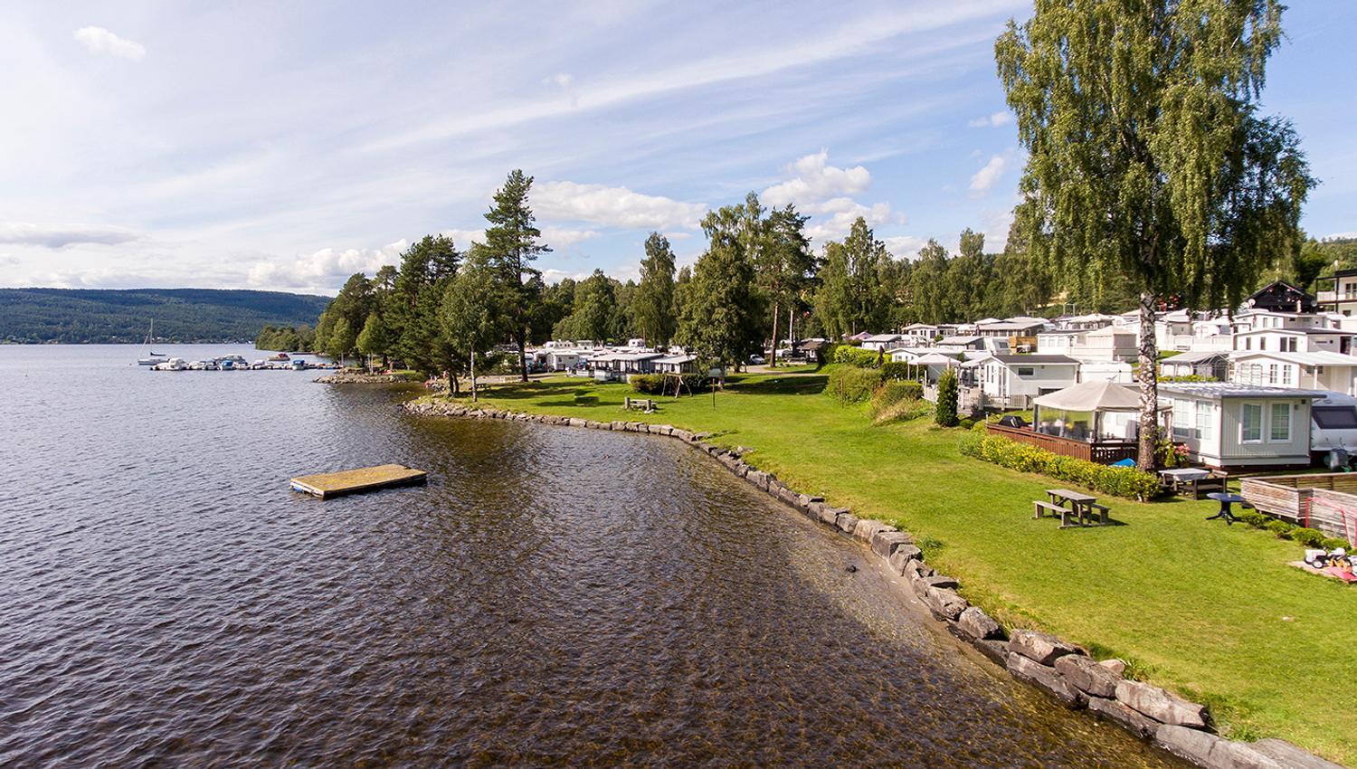 Sløvika camping har strandlinje mot Randsfjorden