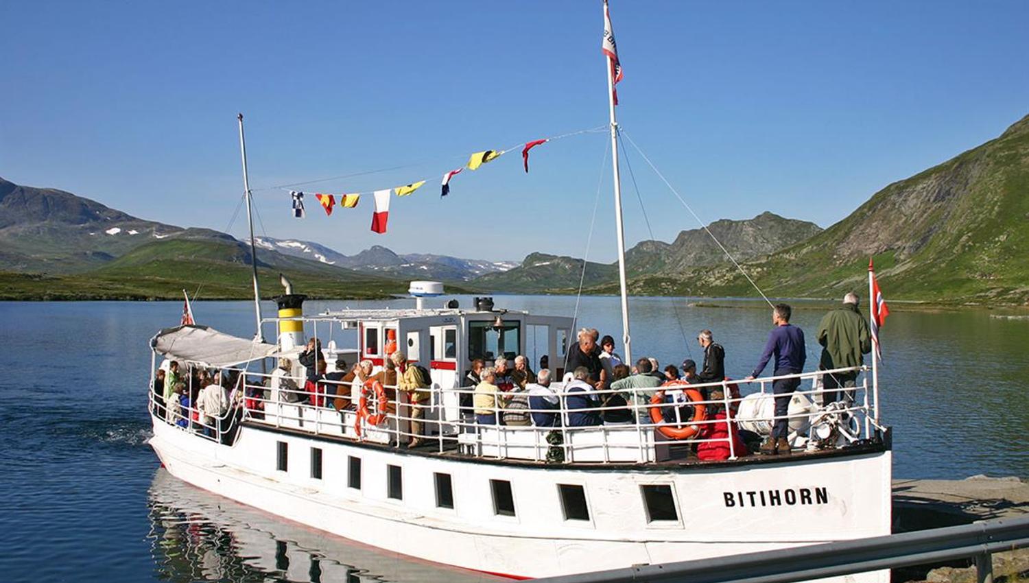 M/B Bitihorn ligger til kaia ved Bygdin