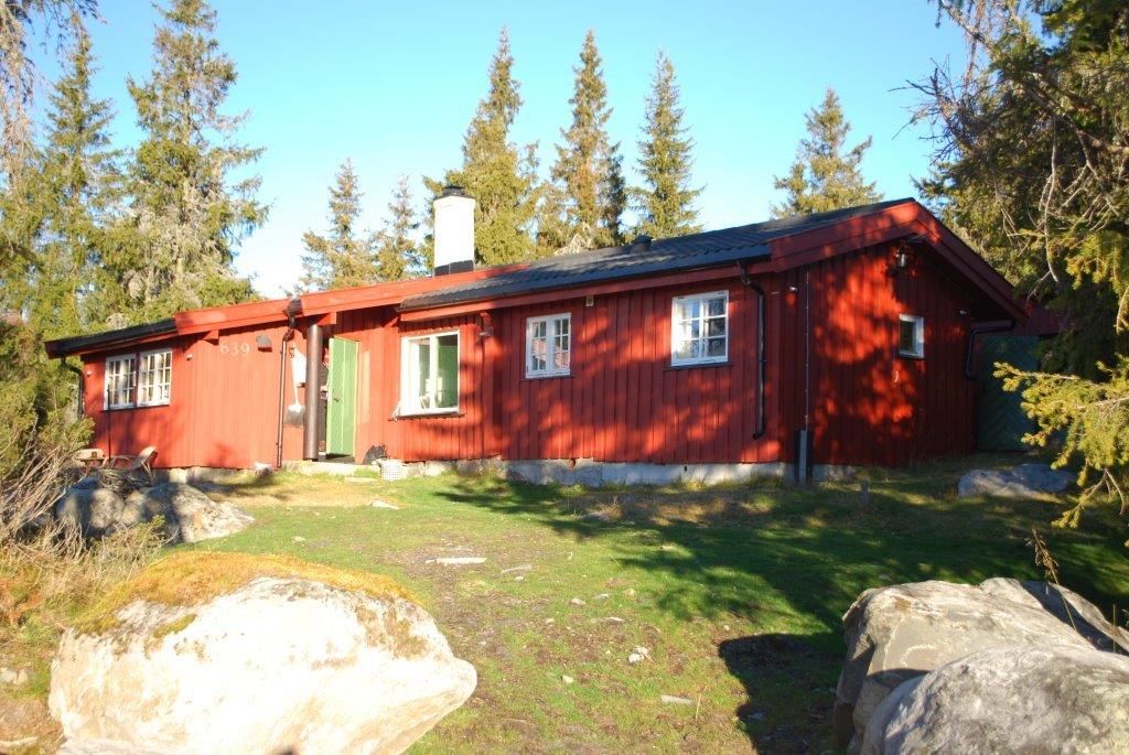 Rødmalt hytte i skogen, Norgesbooking