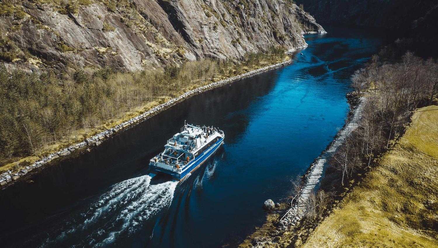 Fjord cruiset seiler gjennom smale Mostraumen