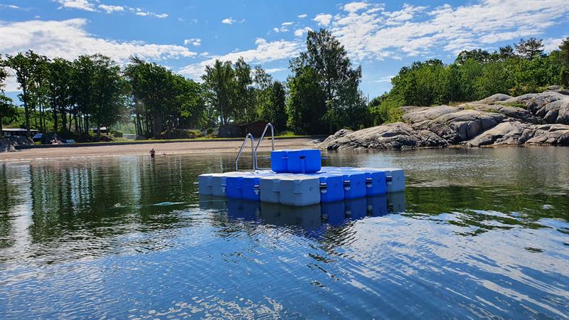 Stranden med badeplattform