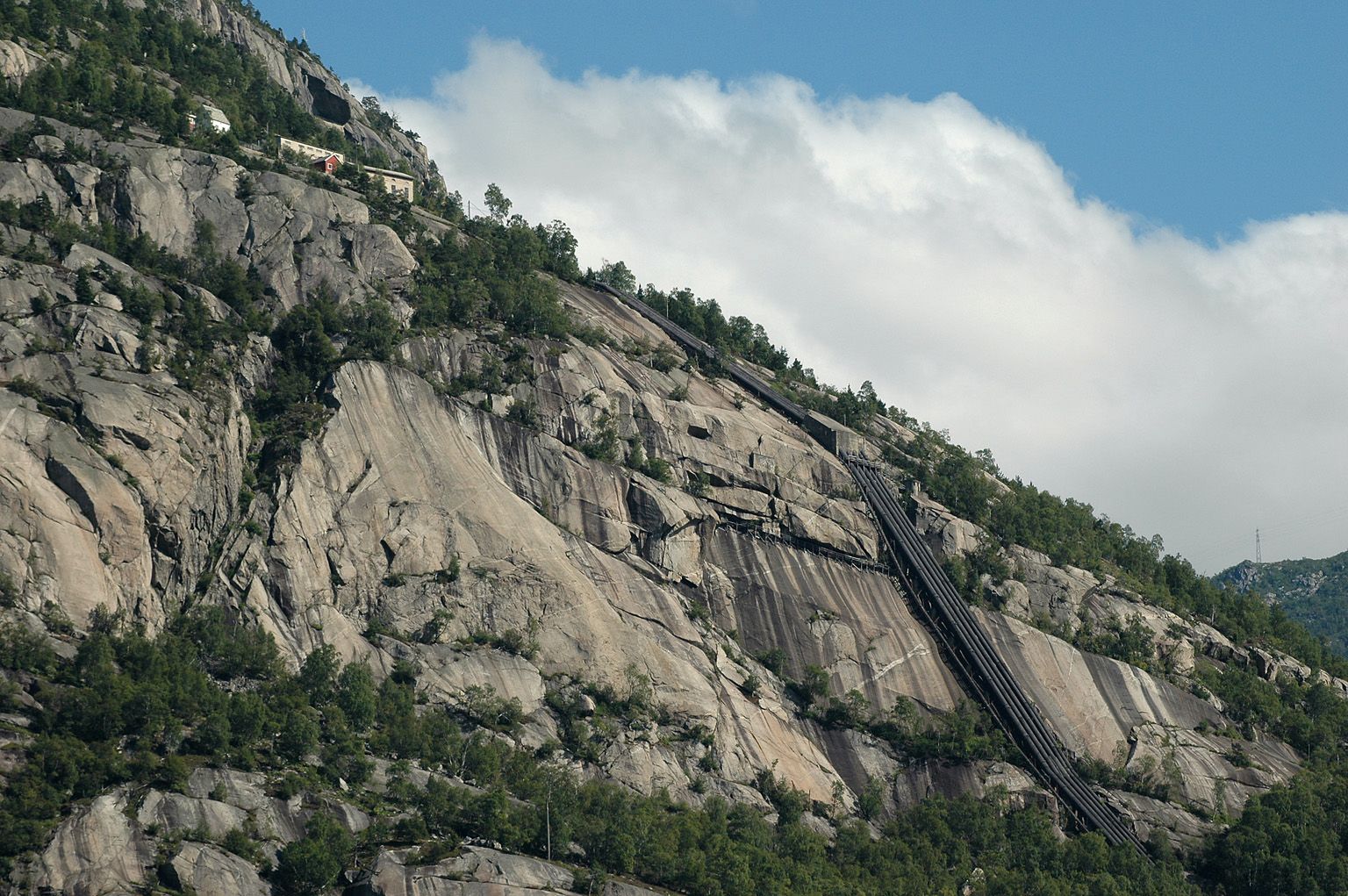 Dei imponerande rørledningane frå Lilletopp, ein viktig del av vasskrafta i Hardanger.