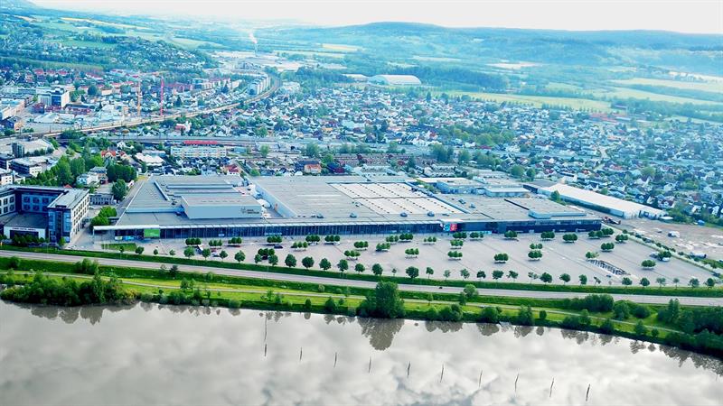 Dronebilde av NOVA Spektrum med omkringliggende landskap og vei.