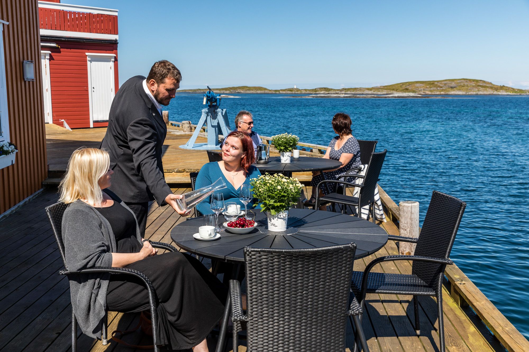 Uteservering på brygga utenfor Finnøy Havstuer og Restaurant Sjøhuset.
