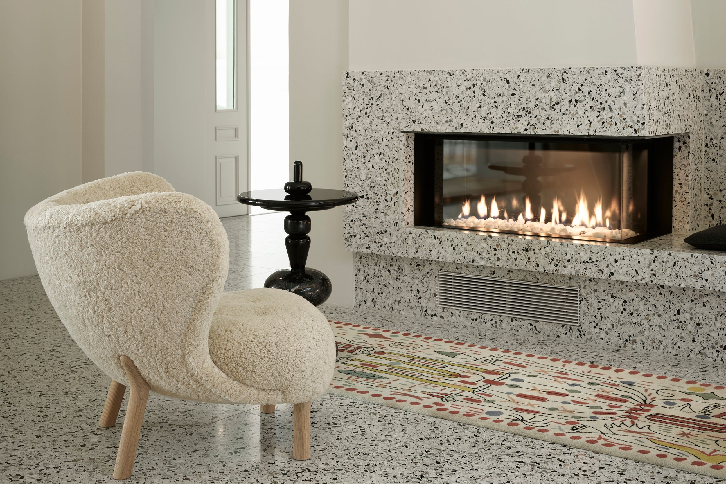 Slapp av i stolen ved peisen