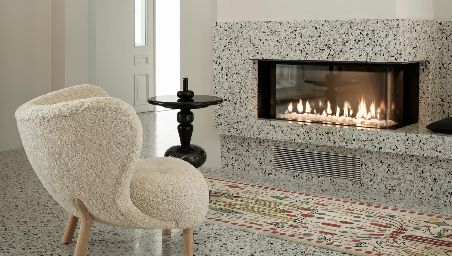 Slapp av i stolen ved peisen