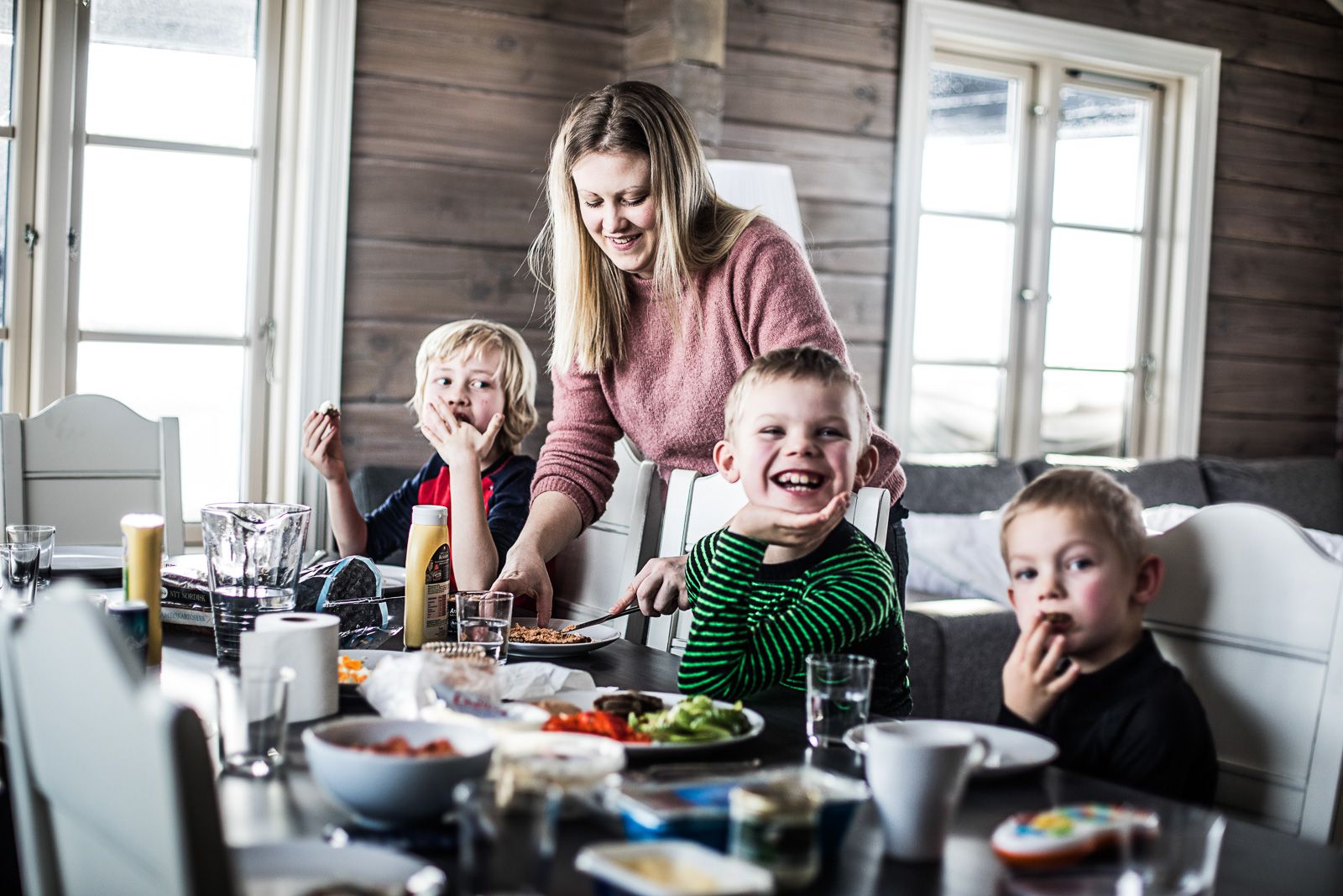 frokost med barna på Vrådal Booking