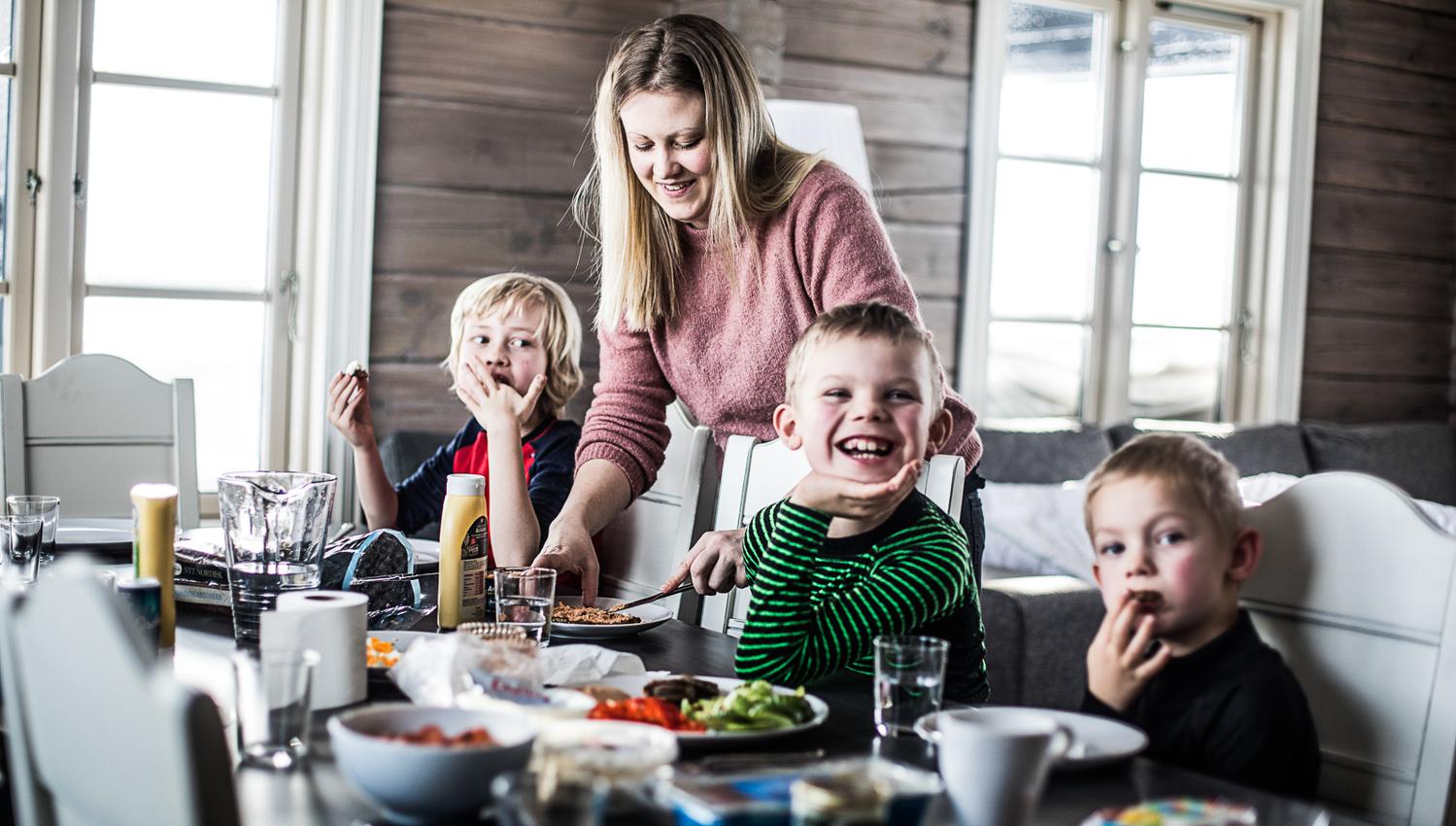 frokost med barna på Vrådal Booking