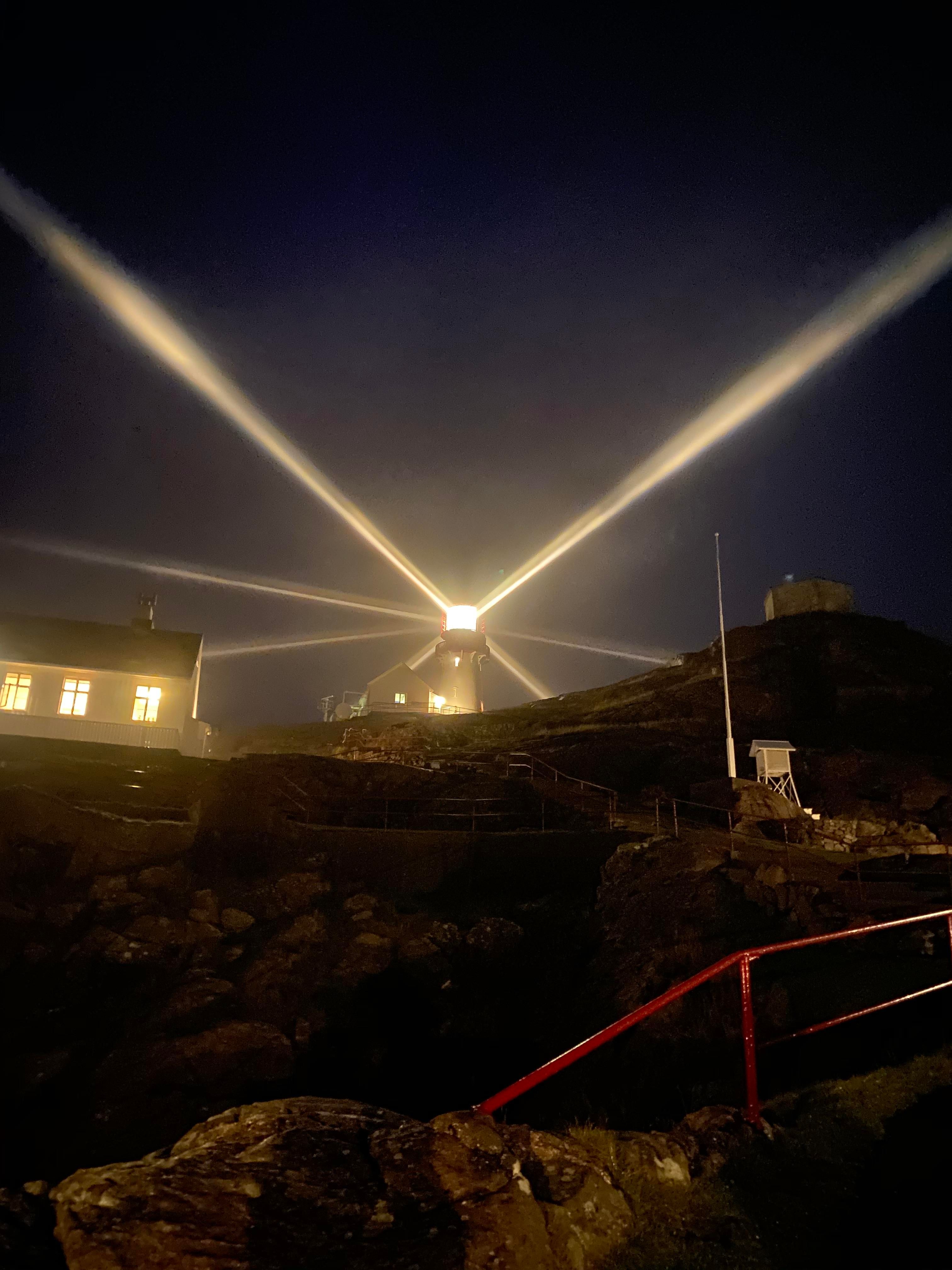 Lindesnes fyrtårn med lykt på i mørket