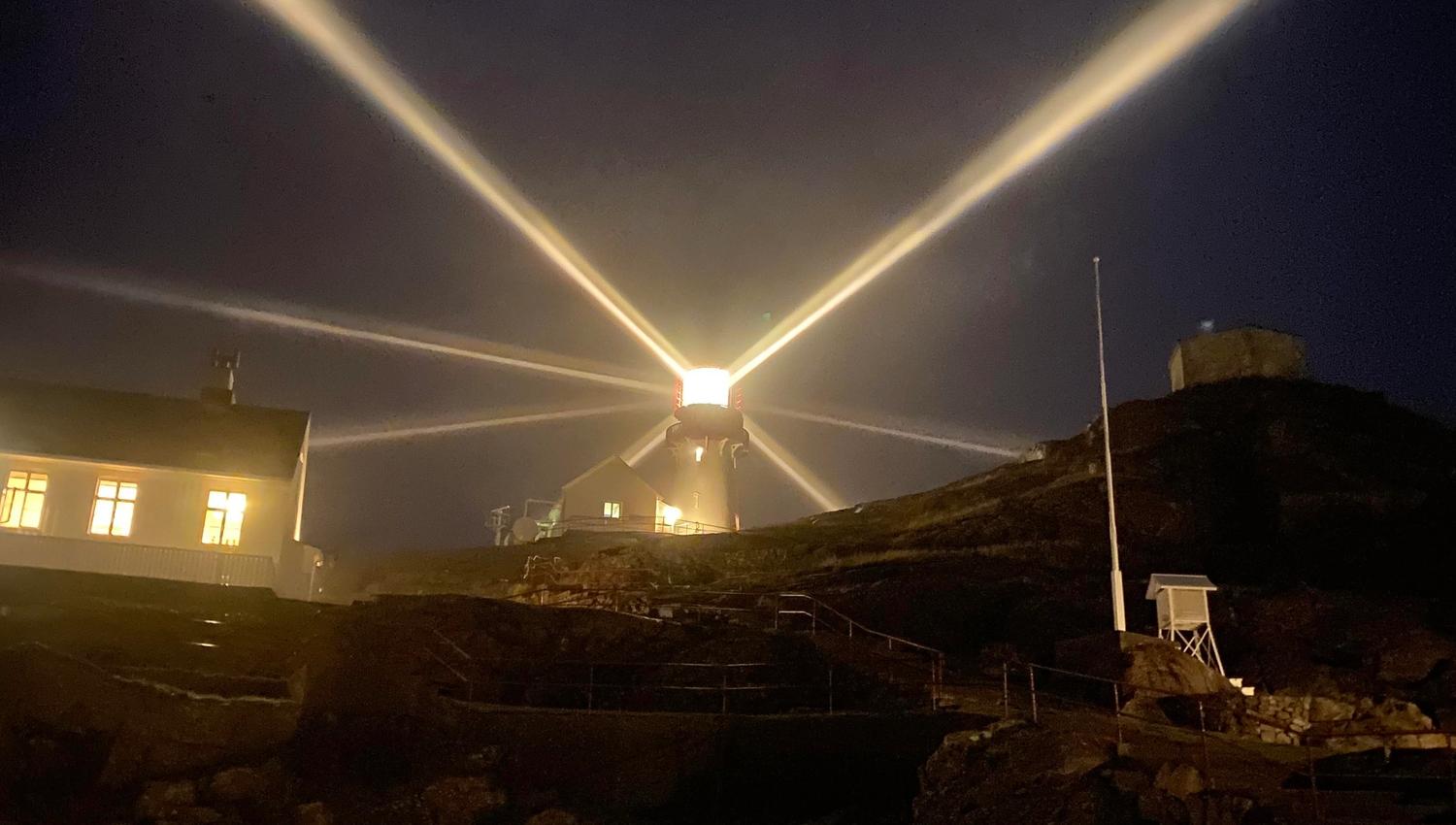 Lindesnes fyrtårn med lykt på i mørket