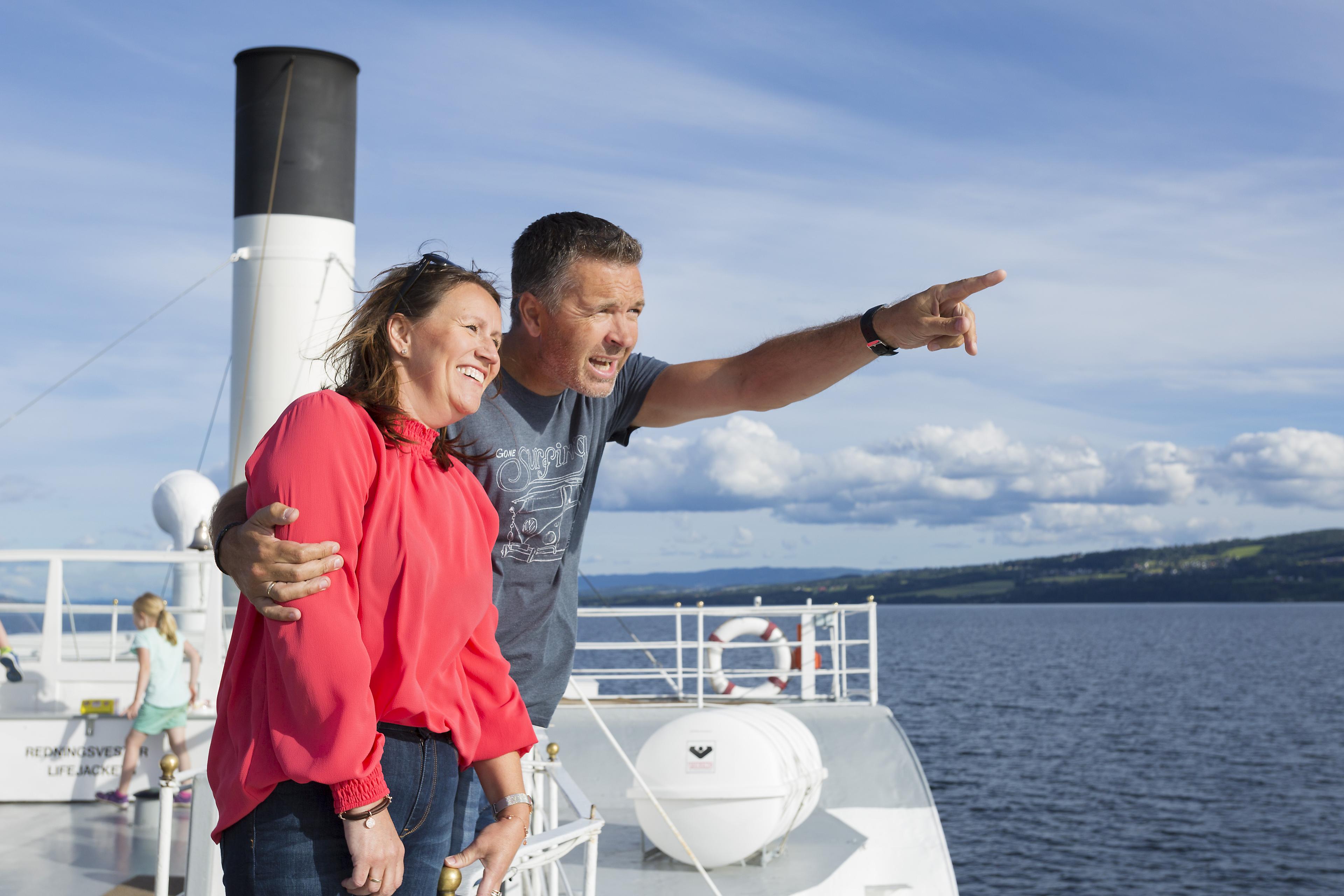 Kjærestepar som ser utover fra Skibladner