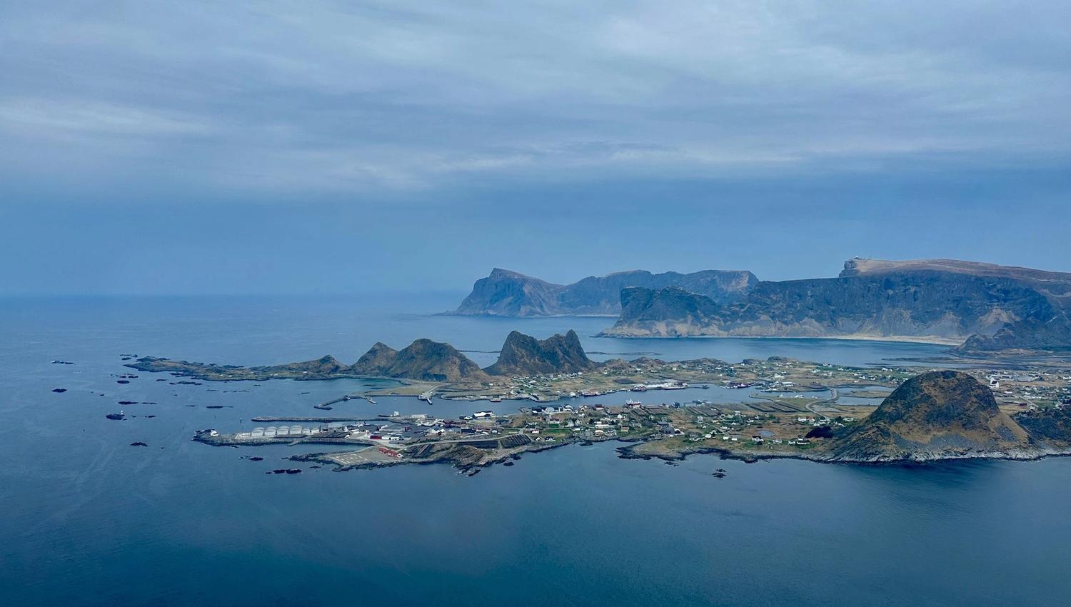 Værøy sett fra helikopter