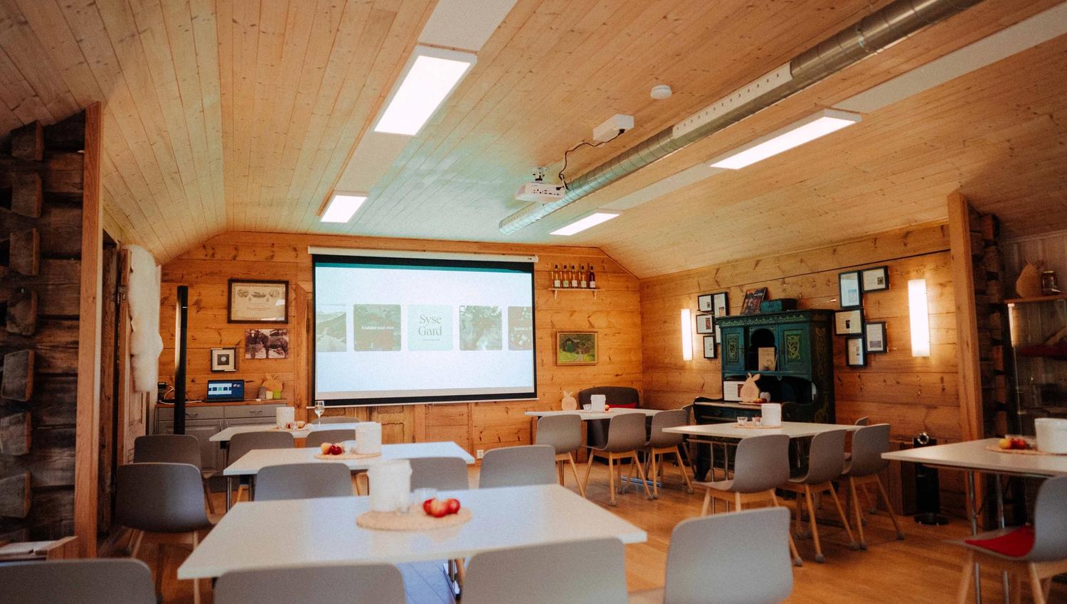Konferanserom på Syse Gard med plass til arrangement og presentasjonar.