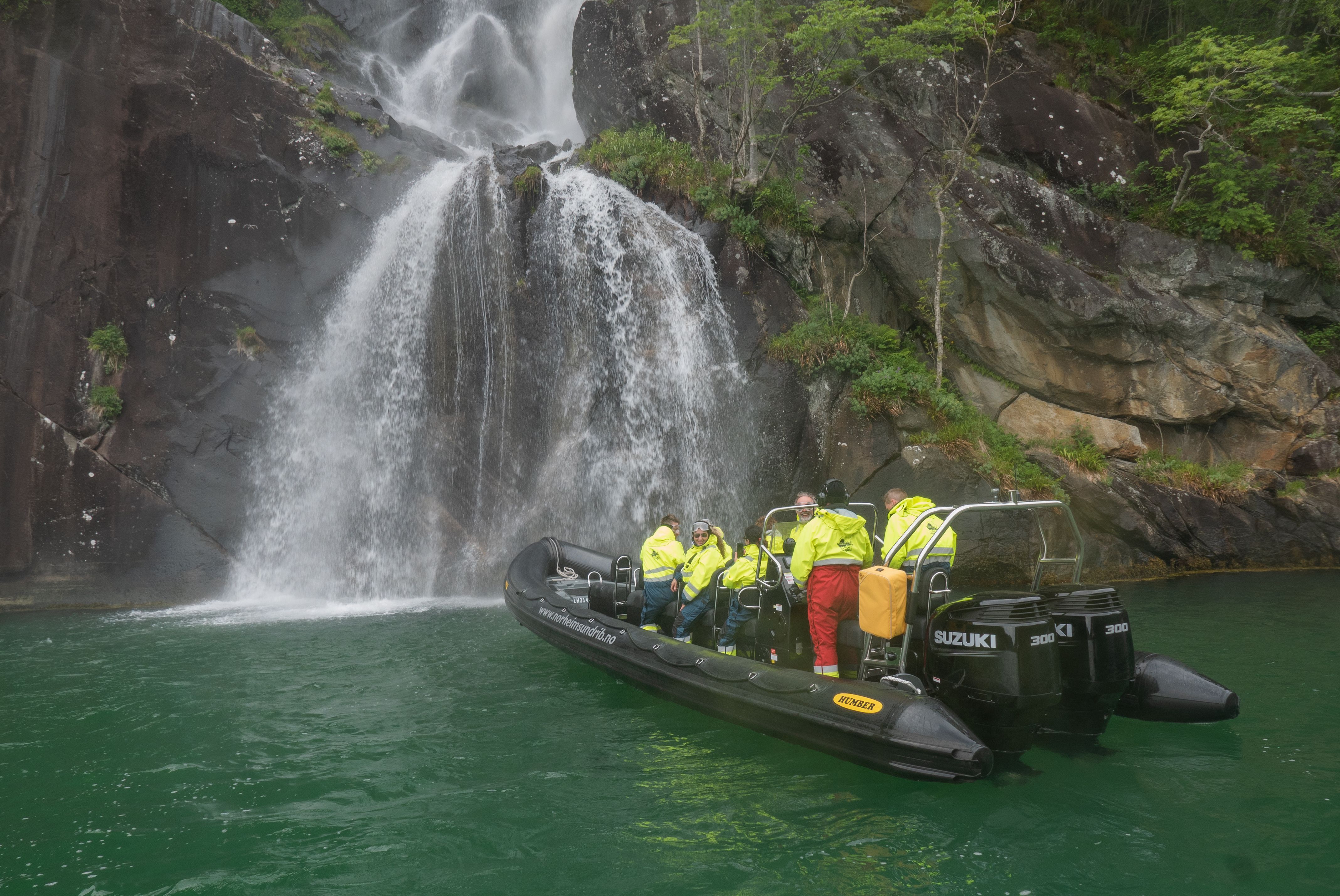 RIB-båt tett på eit spektakulært fossefall i Hardanger – ei naturkraft du må oppleve!
