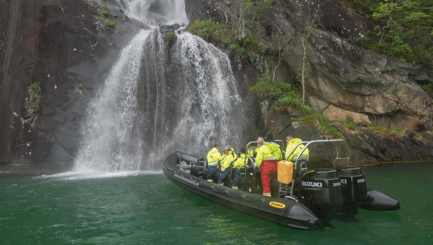 RIB-båt tett på eit spektakulært fossefall i Hardanger – ei naturkraft du må oppleve!
