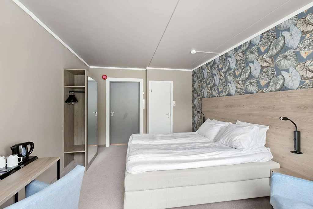 Komfortabelt dobbeltrom på Kinsarvik Fjordhotel med moderne innreiing og utsikt mot naturen.