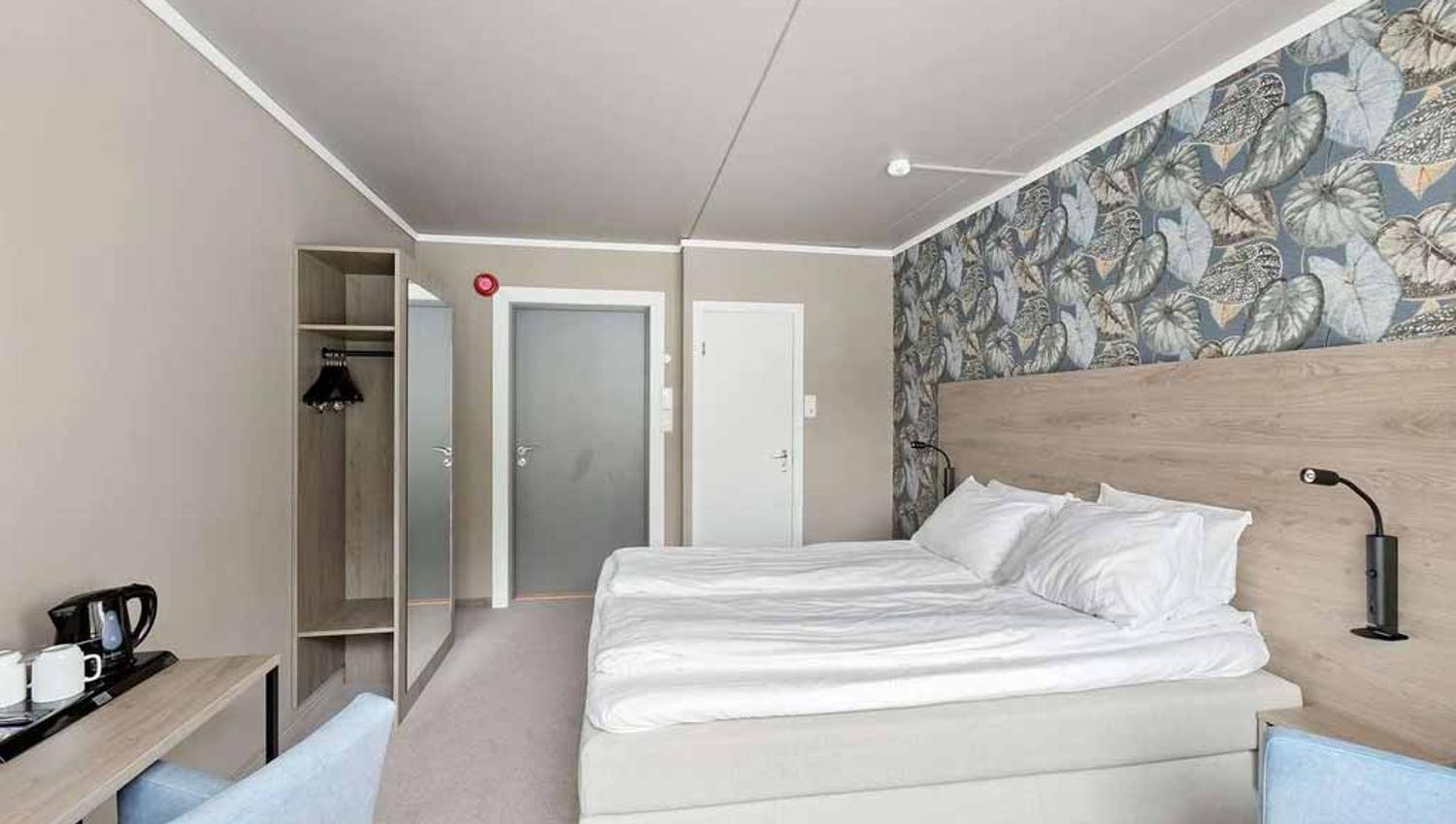 Komfortabelt dobbeltrom på Kinsarvik Fjordhotel med moderne innreiing og utsikt mot naturen.
