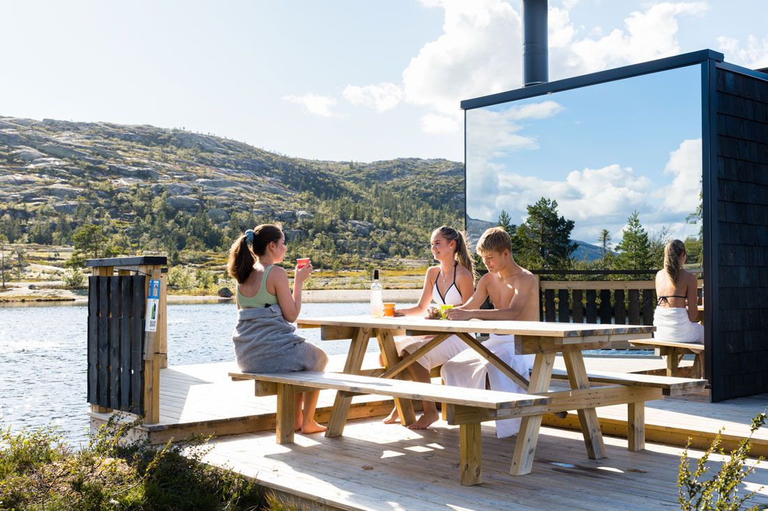 folk som sitter foran Panorama badstu