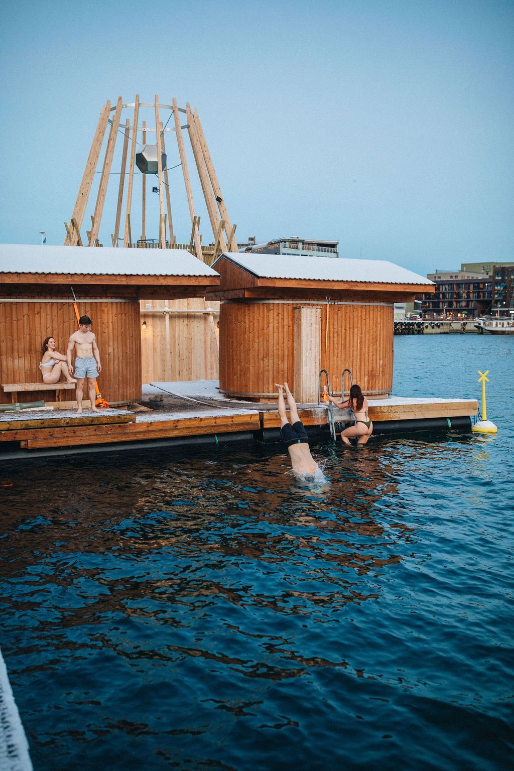 Fire personer bader i havnebassenget