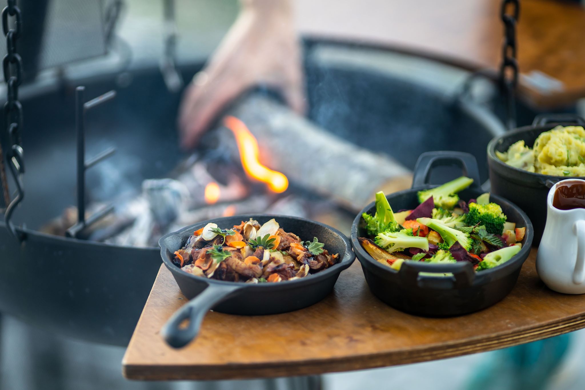 Delikate grillrettar tilberedt på åpen eld, servert med ferske, lokale ingrediensar.
