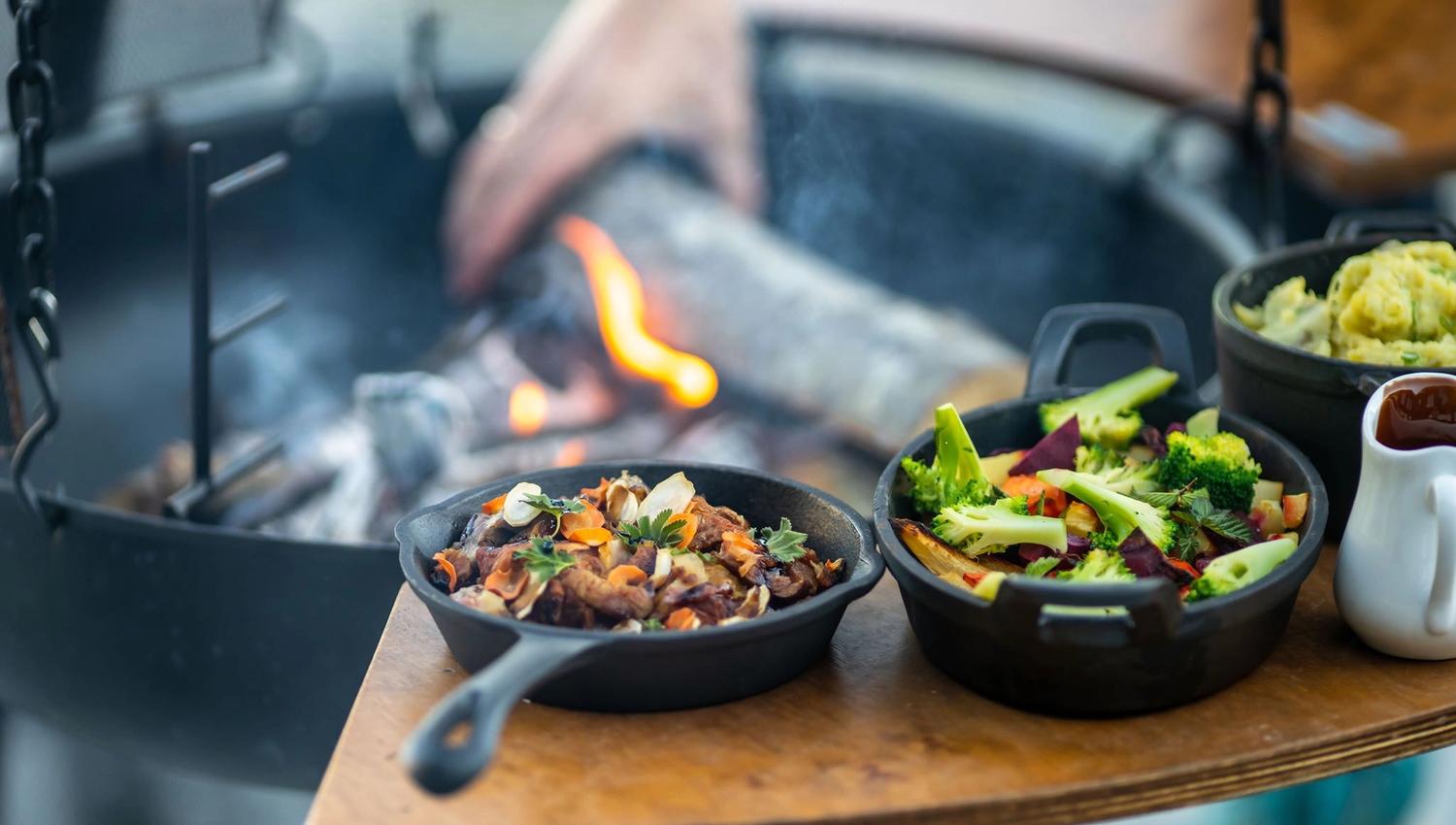 Delikate grillrettar tilberedt på åpen eld, servert med ferske, lokale ingrediensar.