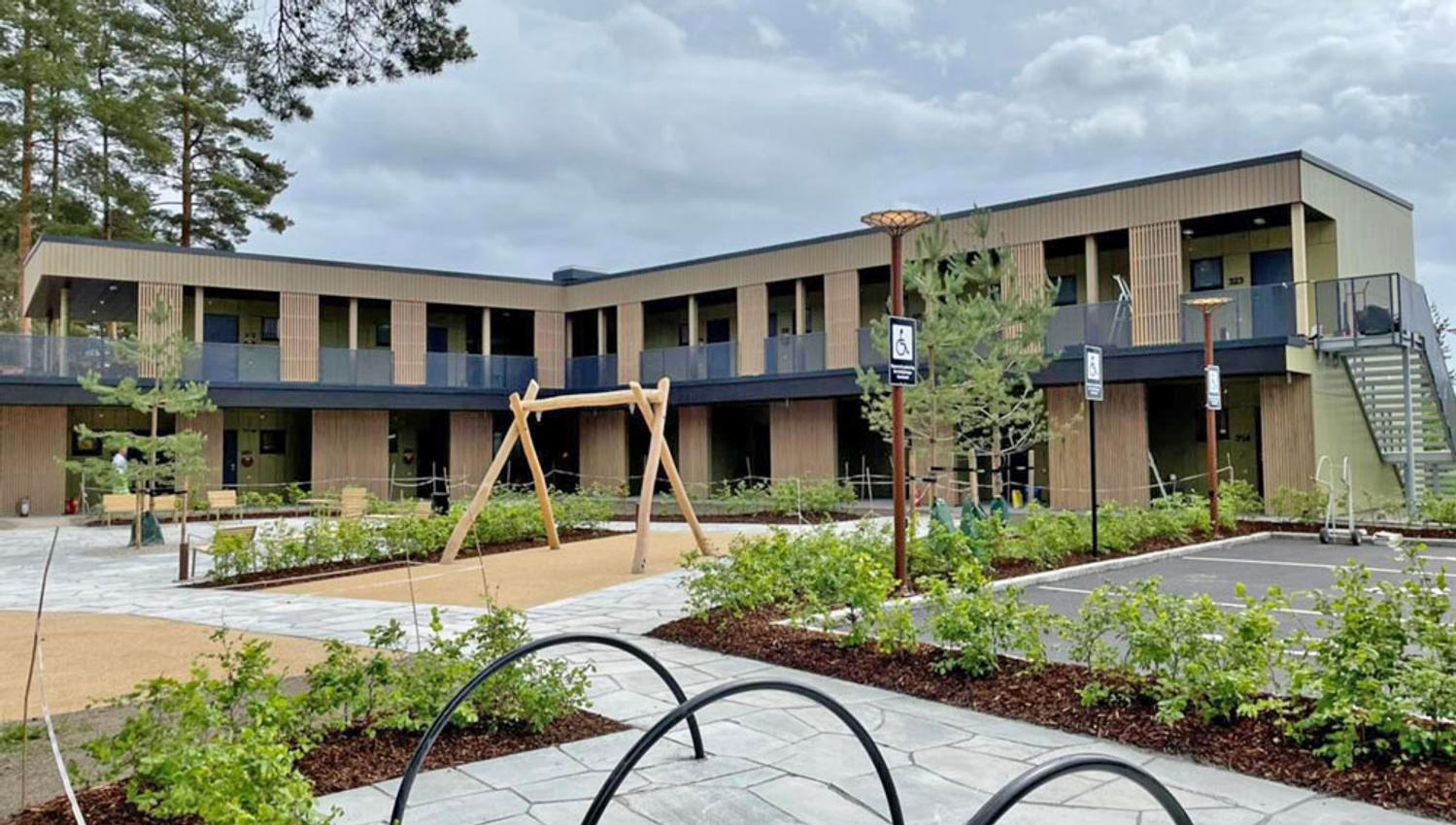 Nybygget på Hotell fritidsparken utenfra med lekepark