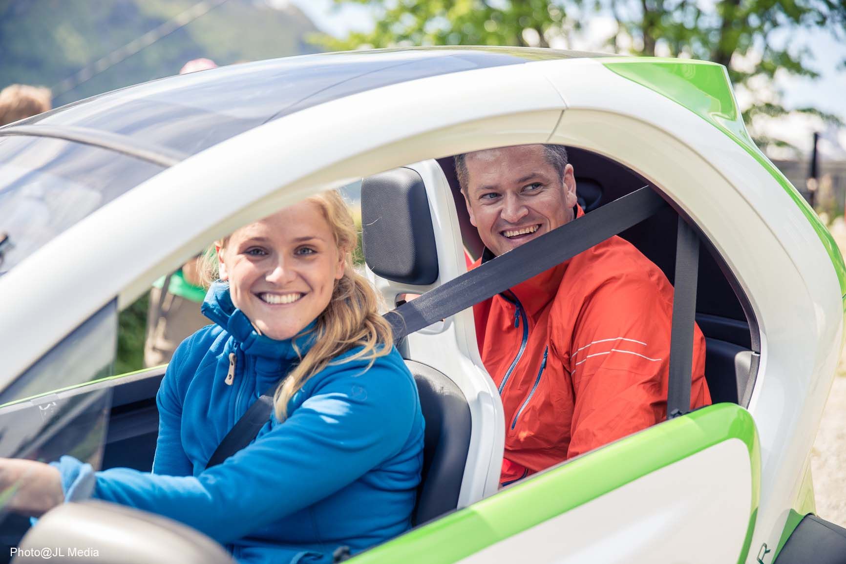 Par koser seg på tur med bil fra eMobility
