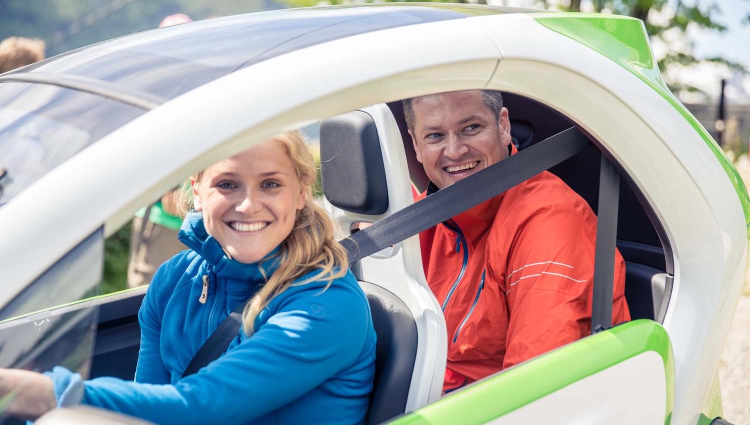 Par koser seg på tur med bil fra eMobility