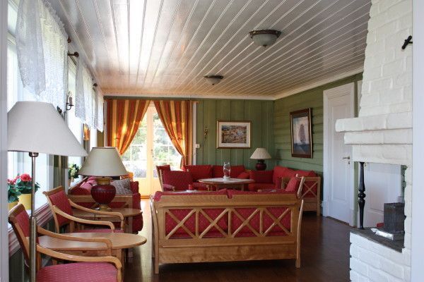 Stue med sofagrupper i gule huset