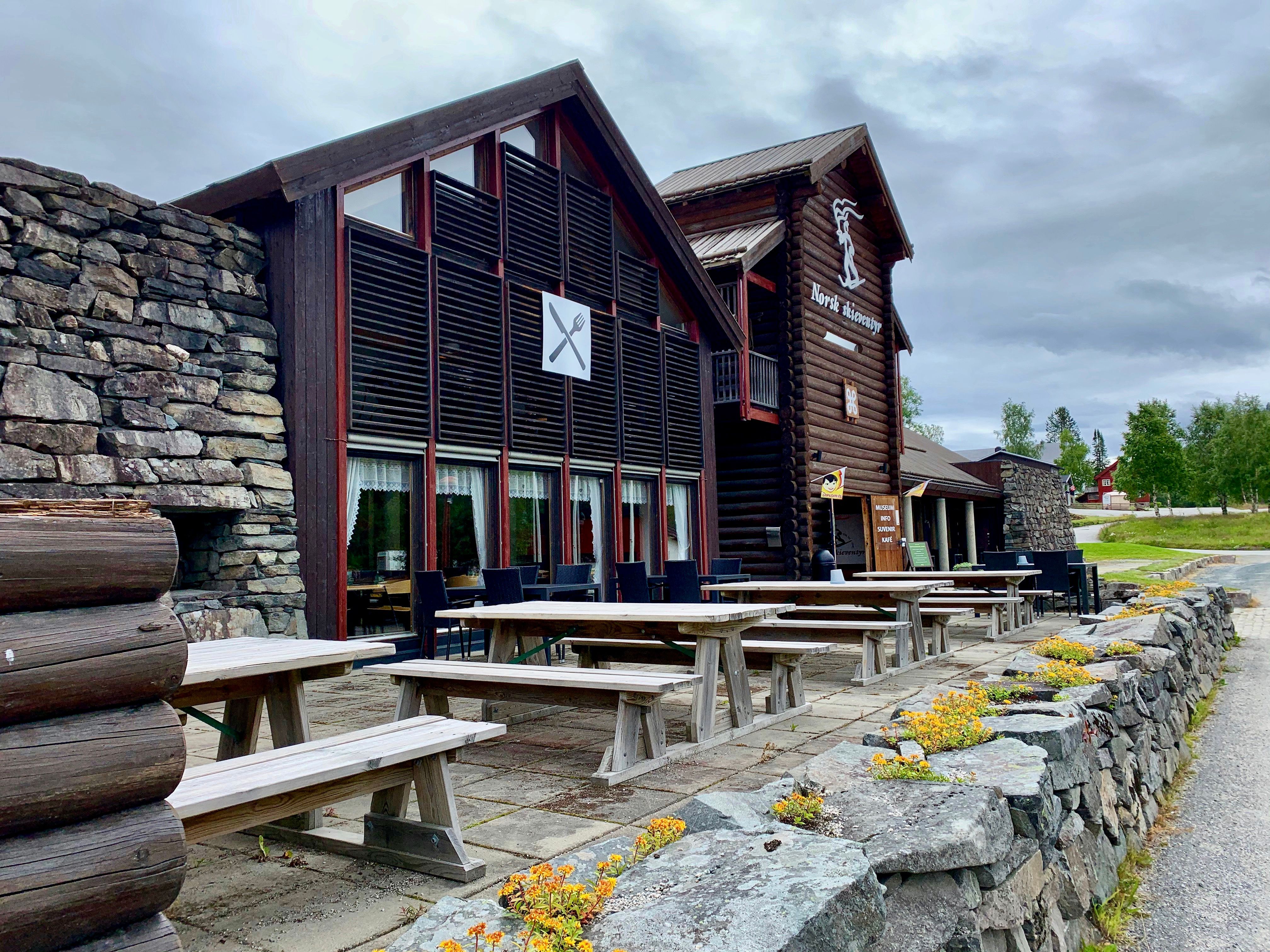 Fasaden på Norsk Skieventyr i Morgedal, med museumskafé.