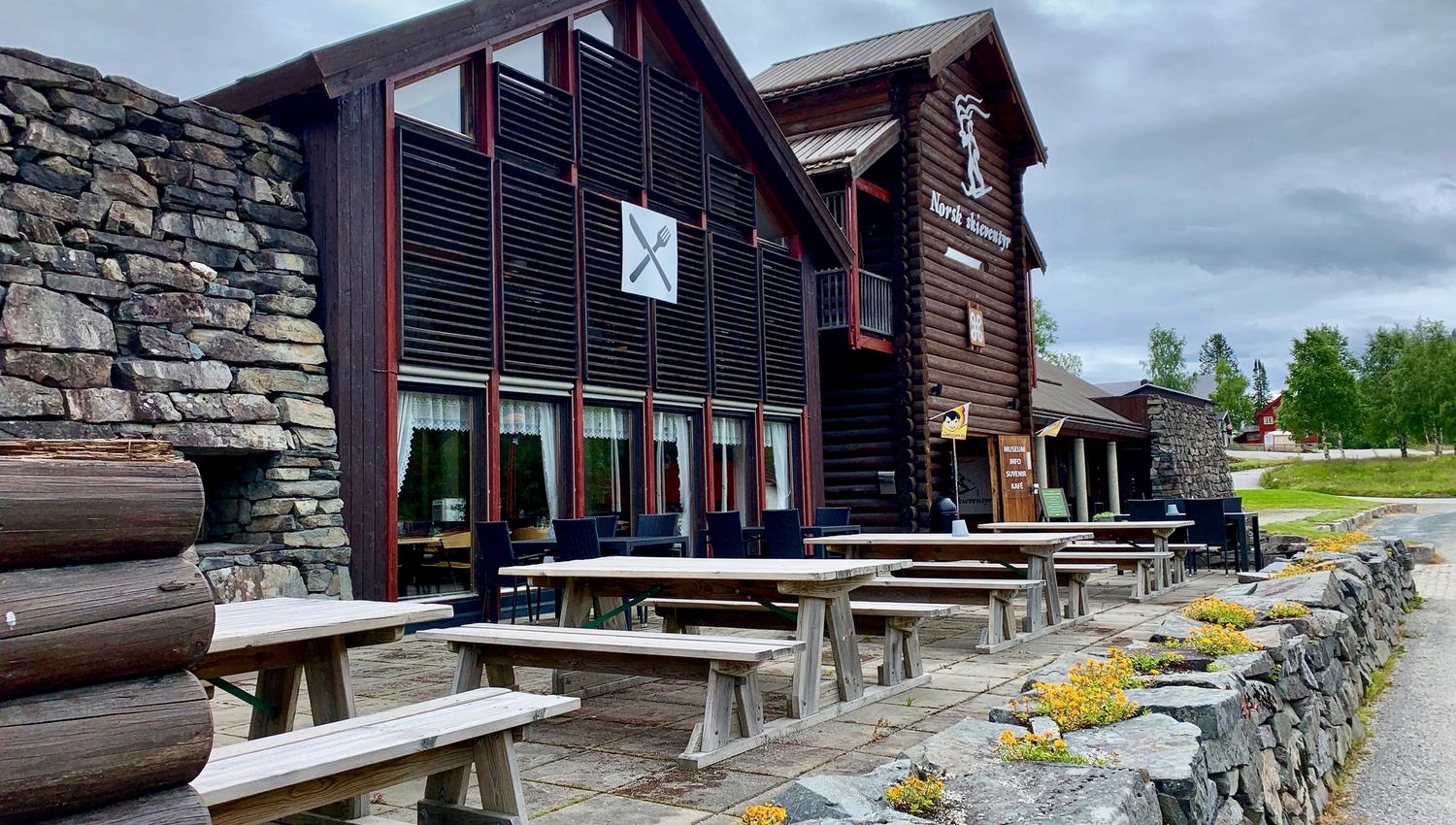 Fasaden på Norsk Skieventyr i Morgedal, med museumskafé.