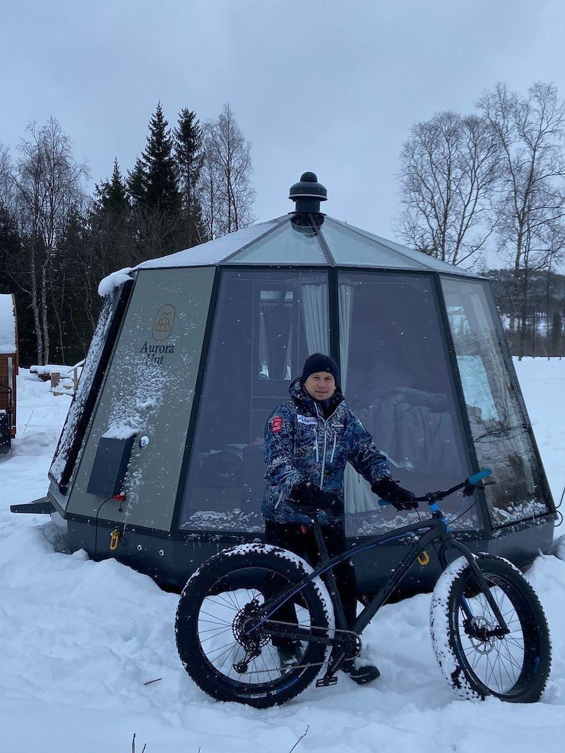 Mann med fatbike utenfor glassiglo på North Experience