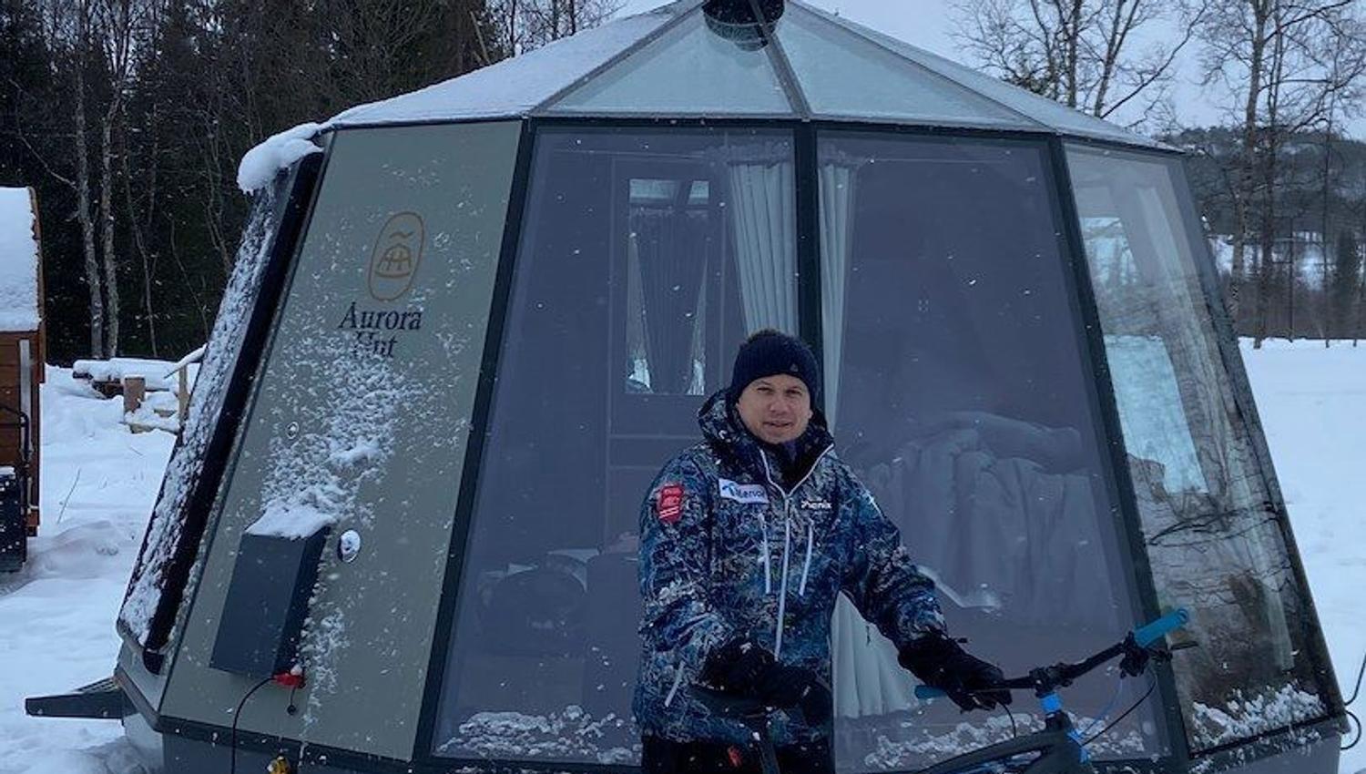 Mann med fatbike utenfor glassiglo på North Experience