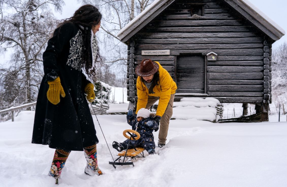 Hadeland Folkemuseum vinter. Familie på tur med kjelke