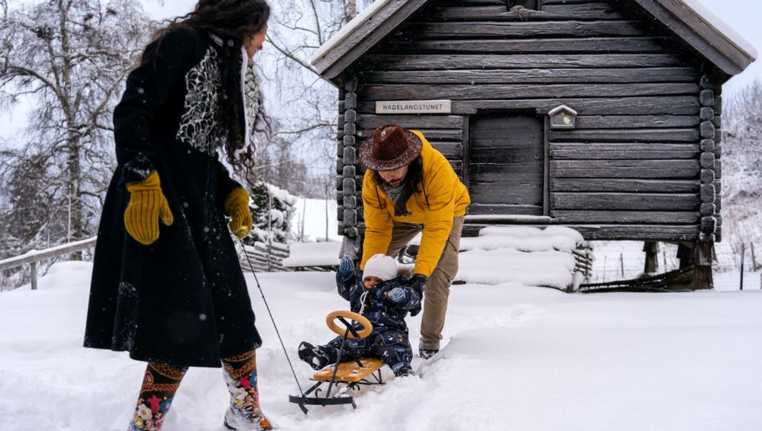 Hadeland Folkemuseum vinter. Familie på tur med kjelke
